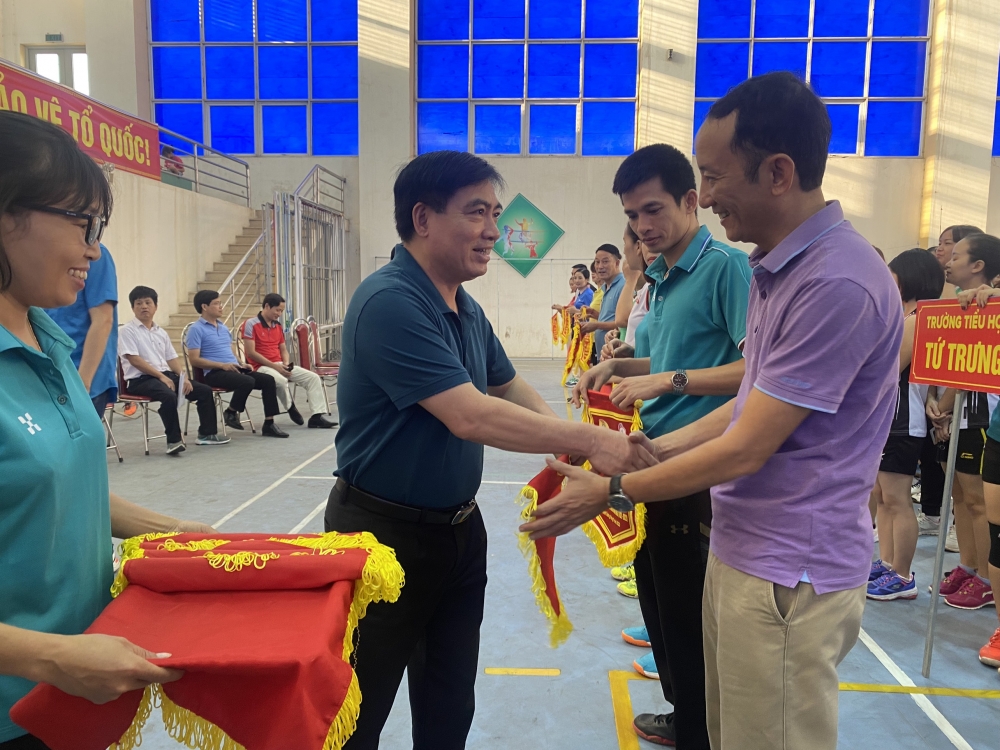 Phó Chủ tịch UBND huyện Vĩnh Tường trao cờ cho các đơn vị