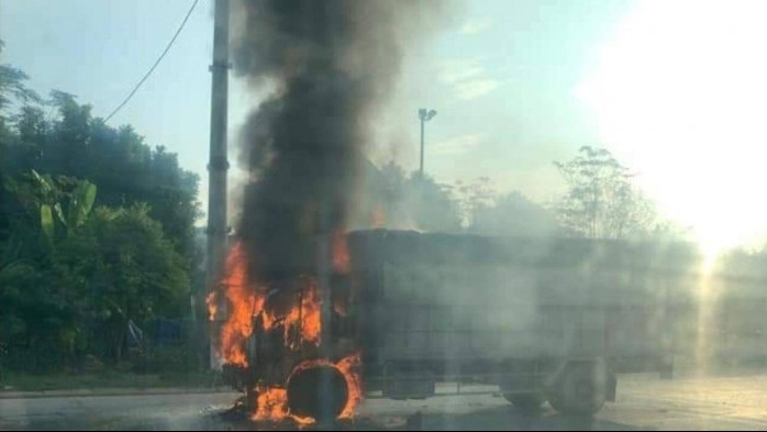 Vĩnh Phúc: Ô tô va chạm xe máy bốc khói ngùn ngụt khiến 2 người thương vong