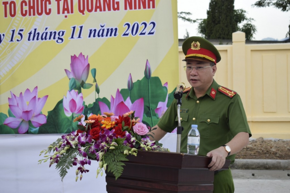 Thượng tá Nguyên Thuận, Phó Giám đốc Công an tỉnh phát biểu giao nhiệm vụ tại lễ ra quân