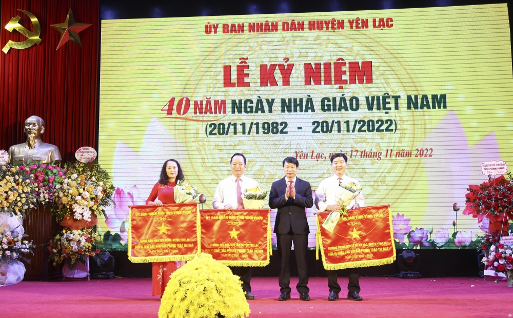 Bí thư huyện ủy Yên Lạc Nguyễn Khắc Hiếu trao cờ thi đua của Chủ tịch UBND tỉnh tặng các tập thể có thành tích xuất sắc. 