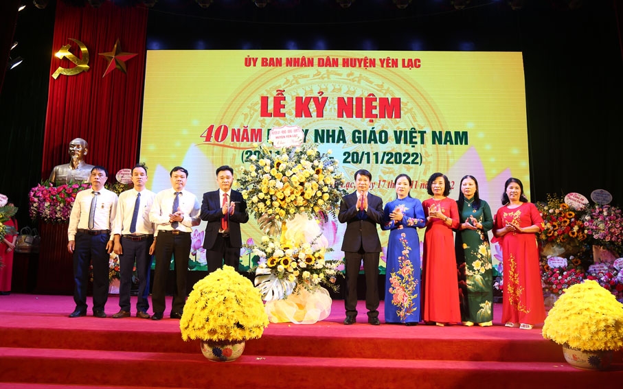 Lãnh đạo huyện Yên Lạc tặng hoa chúc mừng ngành giáo dục