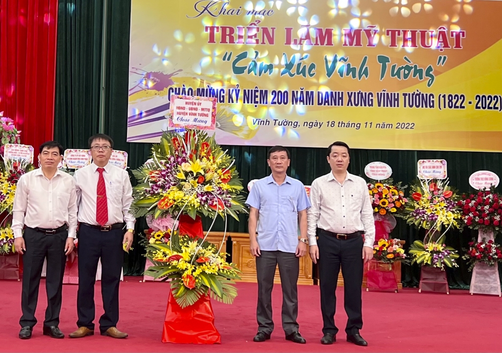 Lãnh đạo huyện Vĩnh Tường tặng hoa chúc mừng triển lãm mỹ thuật “Cảm xúc Vĩnh Tường”