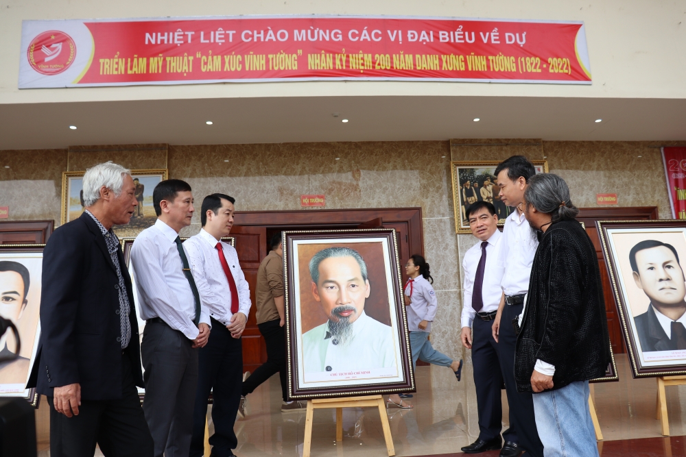 Chân dung Chủ tịch Hồ Chí Minh do họa sĩ Quỳnh Thơm phác họa được trưng bày tại triển lãm mỹ thuật “Cảm xúc Vĩnh Tường”