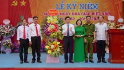Vĩnh Phúc: Bí thư Huyện ủy Bình Xuyên chúc mừng lễ kỷ niệm 40 năm Ngày Nhà giáo Việt Nam
