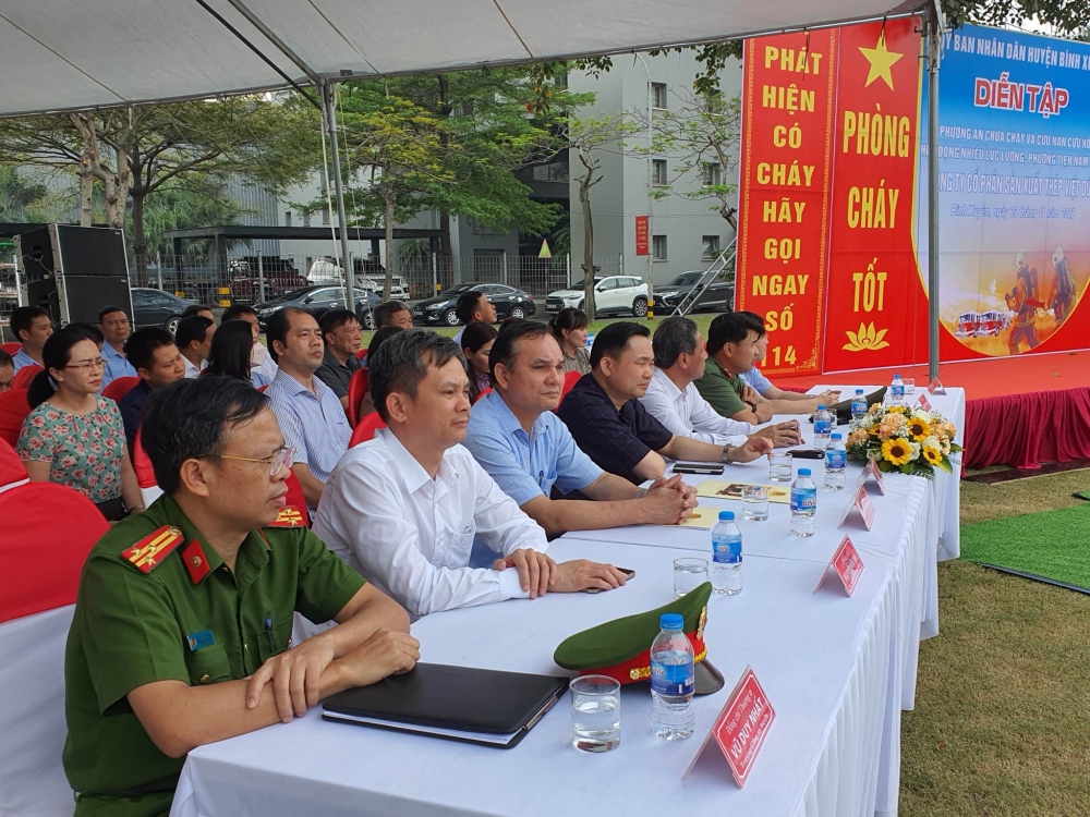 Lãnh đạo công an, huyện Bình Xuyên tham dự chương trình