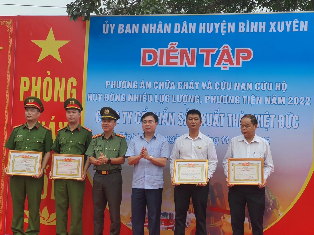Khen thưởng 4 tập thể