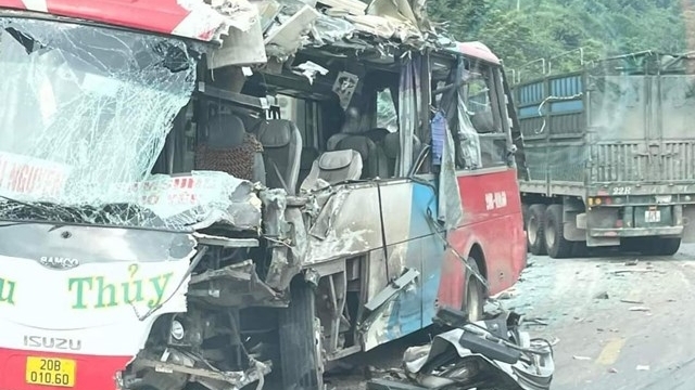 Tuyên Quang: Xe khách va chạm xe tải khiến 2 người chết, 4 người bị thương