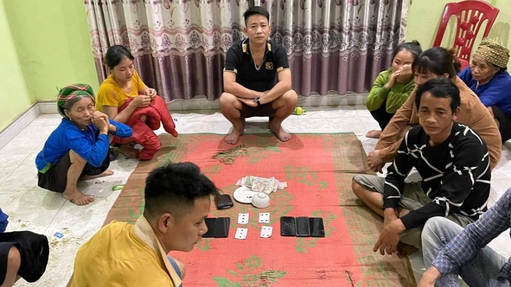Lào Cai: Bắt quả tang 11 đối tượng đánh bạc dưới hình thức xóc đĩa ăn tiền