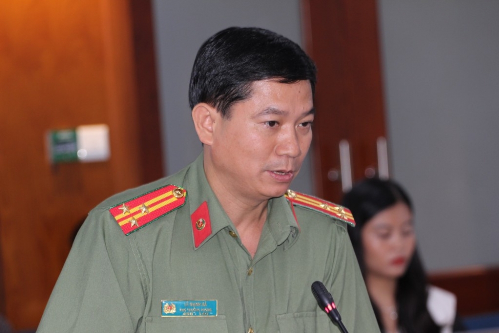 Thượng tá Lê Mạnh Hà, Phó trưởng Phòng Tham mưu Công an TP Hồ Chí Minh cung cấp thông tin cho báo chí