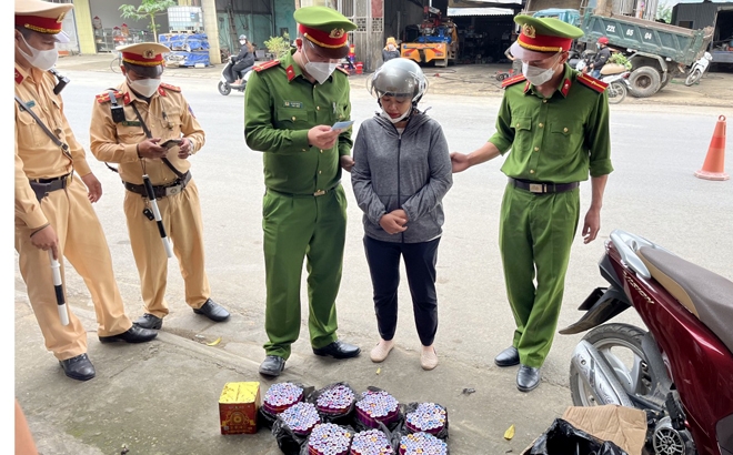 Công an huyện Văn Chấn bắt đối tượng vận chuyển 13,6 kg pháo trái phép