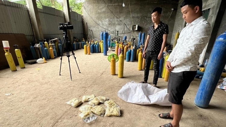 Vĩnh Yên (Vĩnh Phúc): Phát hiện hai thanh niên đang sang chiết "khí cười" N2O, thu giữ hơn 240 vỏ bình