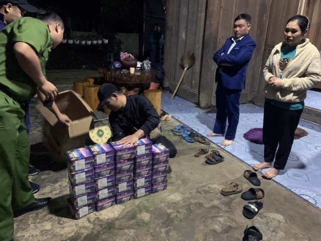 Cơ quan chức năng khám xét, thu giữ tang vật tại nhà đối tượng Lương Thị Tuyết (Nguồn: Công an tỉnh Nghệ An)