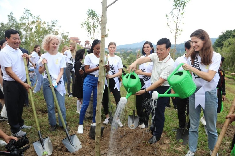 Chủ tịch UBND tỉnh Vĩnh Phúc cùng đại biểu và thí sinh dự thi Hoa hậu tham gia trồng cây tại Tây Thiên.