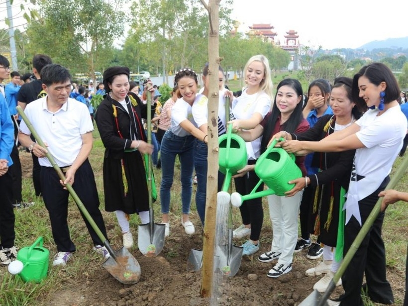 Bí thư Tỉnh ủy Vĩnh Phúc Hoàng Thị Thúy Lan cùng đại biểu và thí sinh dự thi Hoa hậu trồng cây tại Trung tâm văn hóa lễ hội Tây Thiên.