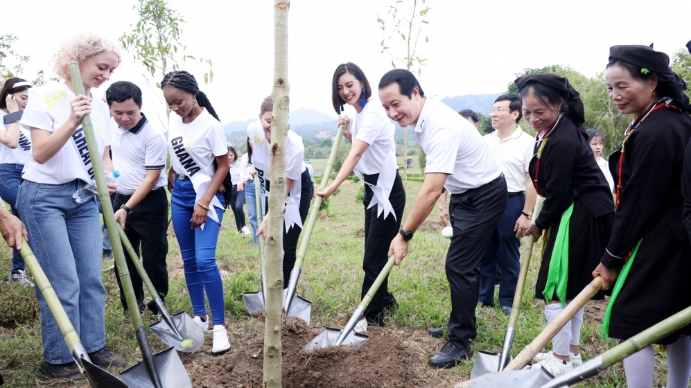 [Chùm ảnh] Hoa hậu du lịch thế giới trồng cây tại Vĩnh Phúc
