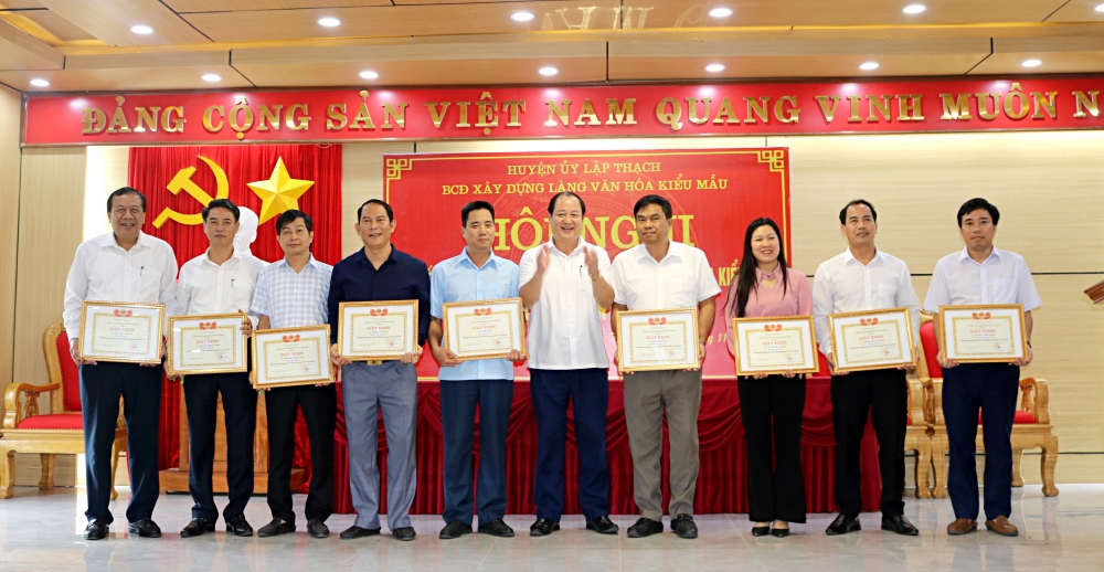  UBND huyện Lập Thạch đã tặng Giấy khen cho 14 tập thể và 19 cá nhân có thành tích xuất sắc trong xây dựng Làng văn hóa kiểu mẫu