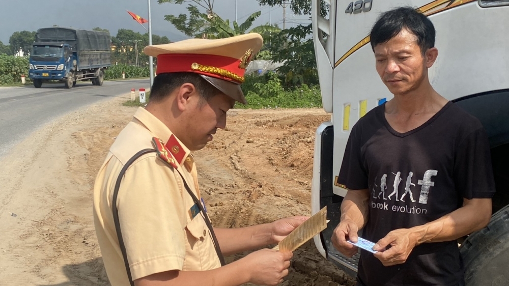 Vĩnh Phúc: Công an huyện Bình Xuyên quyết liệt xử lý xe quá khổ, quá tải
