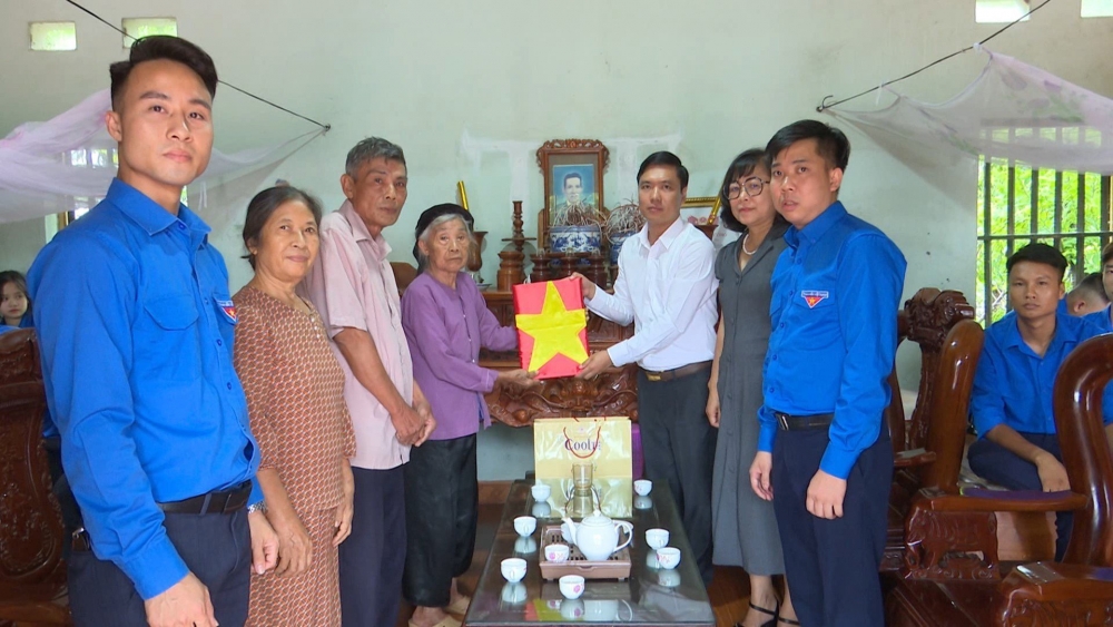 Thị trấn Tam Sơn tổ chức trao ảnh chân dung liệt sĩ cho gia đình dịp 27/7 vừa qua.