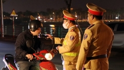 can bo dang vien guong mau chap hanh da uong ruou bia khong lai xe