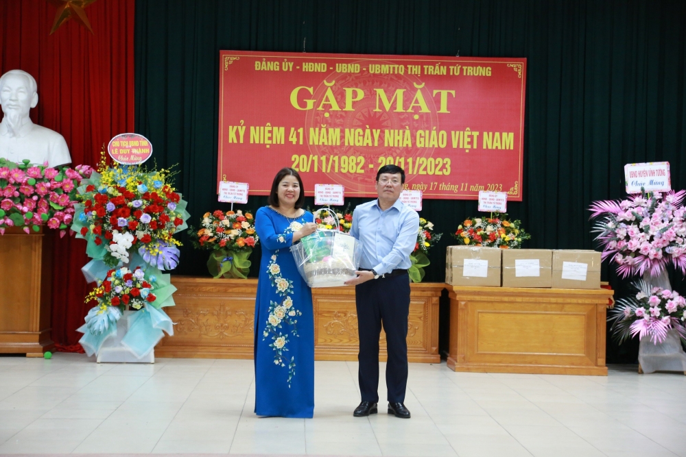 Chủ tịch UBND tỉnh Lê Duy Thành tặng sách cho Trường tiểu học thị trấn Tứ Trưng. 