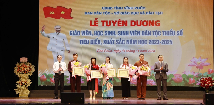 Lãnh đạo Ban Dân tộc và Sở Giáo dục và Đào tạo trao Bằng khen của UBND tỉnh, tặng hoa chúc mừng các thầy, cô giáo tiêu biểu, xuất sắc năm học 2023 - 2024