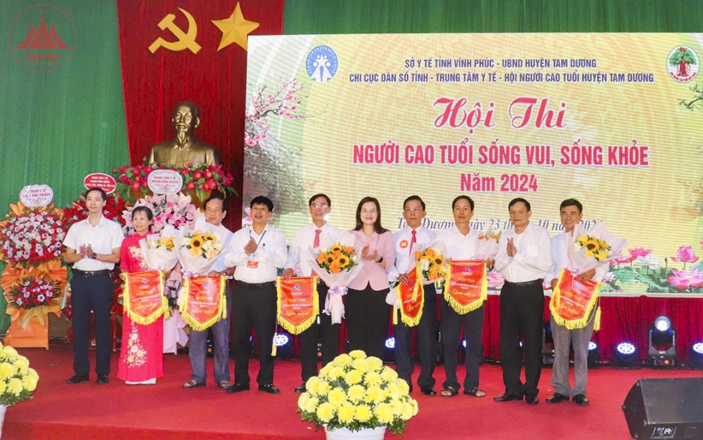 Ban Tổ chức trao Cờ lưu niệm tặng các đội tham gia hội thi.