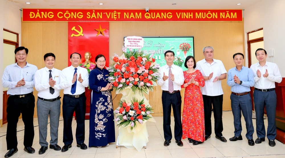 Bí thư Tỉnh ủy Dương Văn An tặng hoa chúc mừng cán bộ, giáo viên, nhân viên Trường THPT Trần Phú.