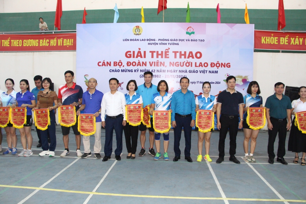 Lãnh đạo LĐLĐ tỉnh, lãnh đạo huyện Vĩnh Tường trao cờ cho các đơn vị tham gia giải đấu