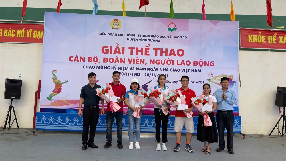 Lãnh đạo LĐLĐ huyện, Phòng GD&ĐT huyện trao giải nhất, nhì, ba và khuyến khích cho các đội bóng chuyền và kéo co