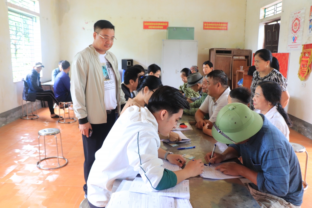 Ban Quản lý dự án xã Xuân Lãng thực hiện chi trả tiền bồi thường hỗ trợ giải phóng mặt bằng cho người dân.