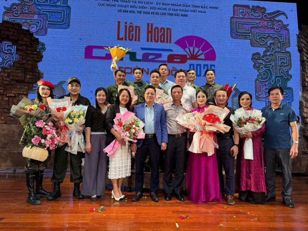 Đoàn nghệ sĩ Nhà hát Lạc Hồng (Phú Thọ) chụp ảnh sau buổi biểu diễn vở “Mưa đỏ” tại Liên hoan Chèo toàn quốc 2025 ở Bắc Ninh.