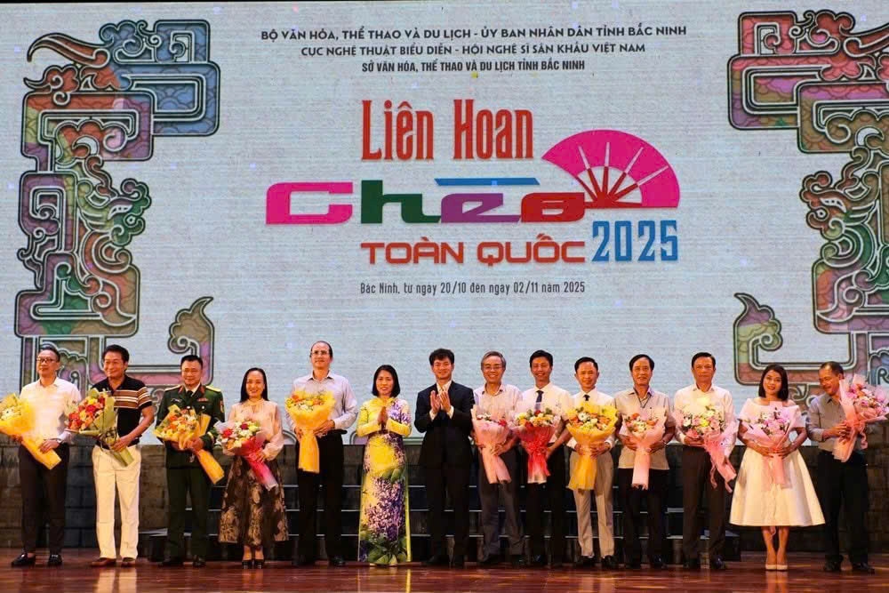 Đại diện Nhà hát Lạc Hồng (Phú Thọ), Giám đốc Nhà hát Vũ Duy Dũng ( thứ ba từ bên phải) nhận giải tại Liên hoan Chèo toàn quốc 2025