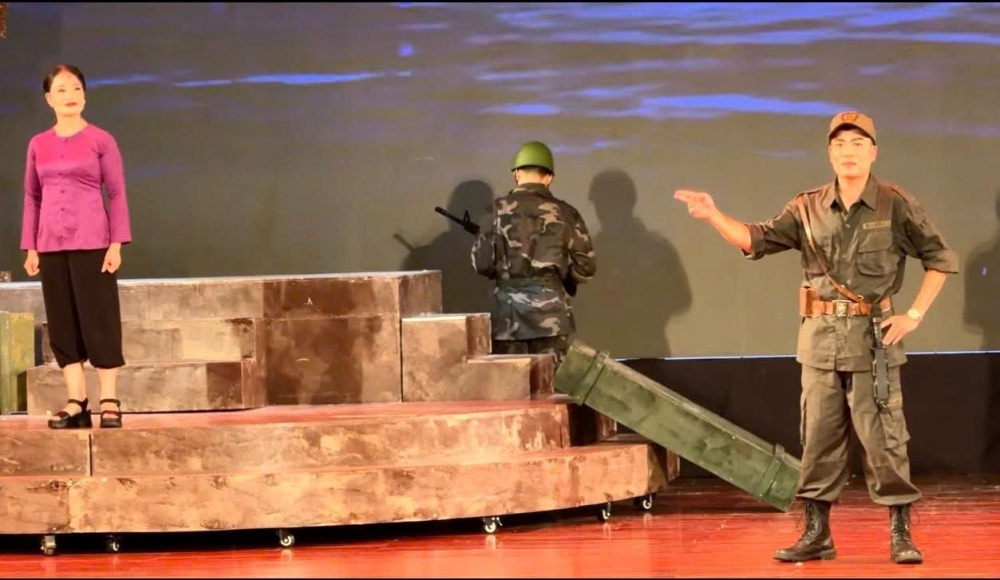 Một cảnh trong vở Mưa đỏ, nhân vật chính thể hiện tinh thần kiên cường và khát vọng hy sinh vì Tổ quốc