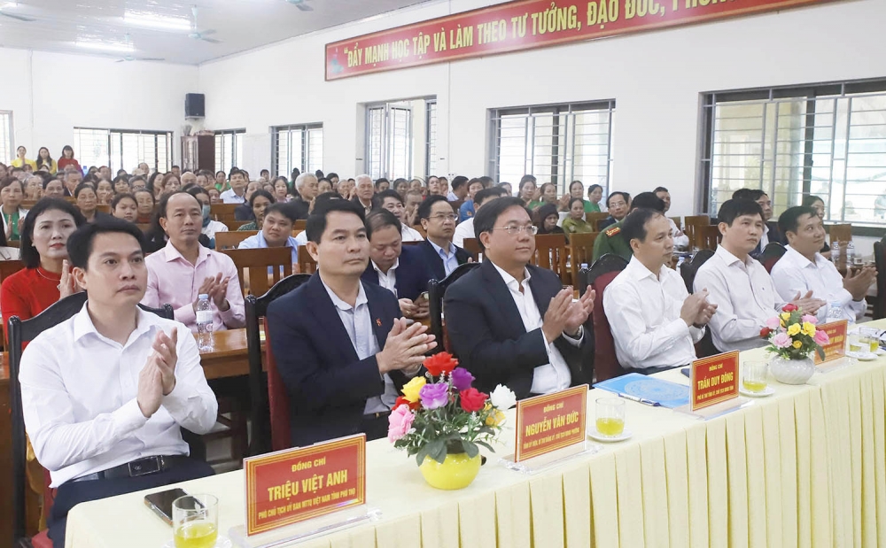 Chủ tịch UBND tỉnh Trần Duy Đông và các đại biểu tới dự, chung vui với Nhân dân Khu 7