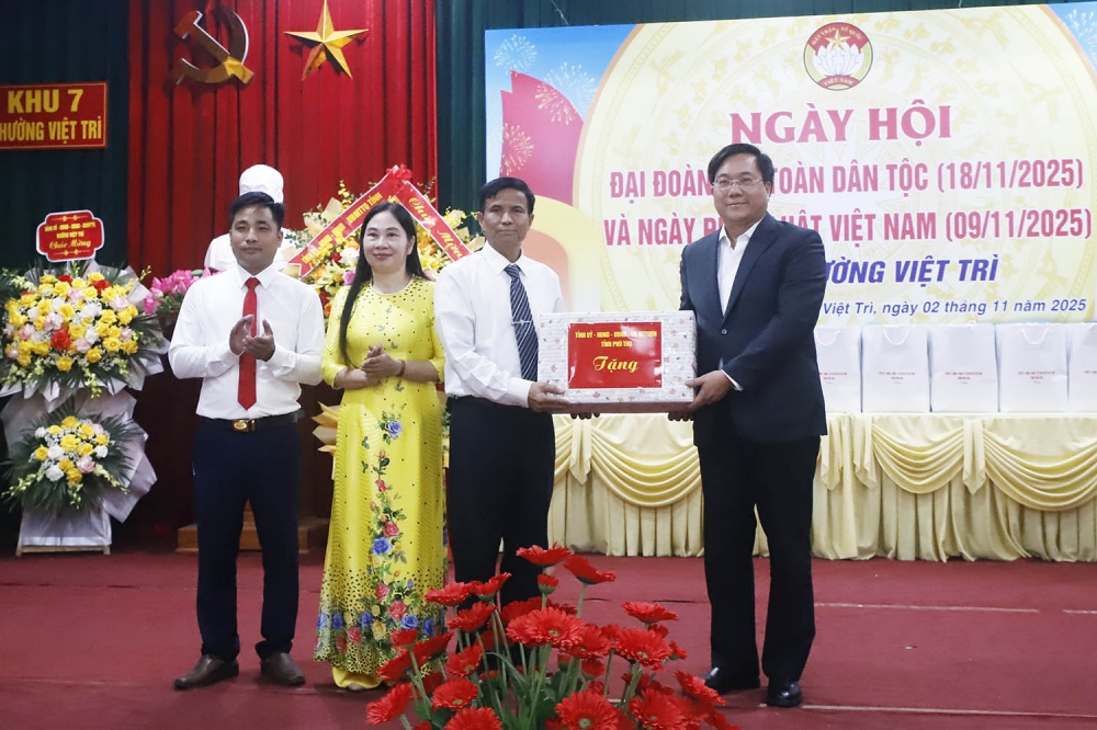 Chủ tịch UBND tỉnh Trần Duy Đông tặng quà chúc mừng Nhân dân Khu 7