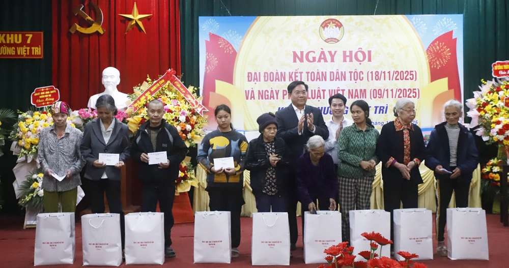 Chủ tịch UBND tỉnh Trần Duy Đông và đại diện lãnh đạo Ủy ban MTTQ tỉnh tặng quà cho hộ nghèo, hộ cận nghèo, hộ có hoàn cảnh đặc biệt khó khăn của phường Việt Trì