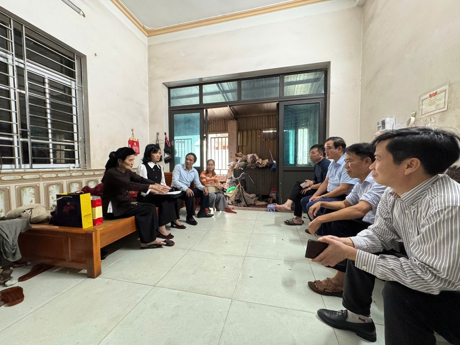 Lãnh đạo Trung tâm Y tế khu vực Yên Lạc cùng Bệnh viện tâm thần Vĩnh Phúc và chính quyền địa phương gặp gỡ, trao đổi thông tin với mẹ chị Khanh - người xuất hiện trong clip.