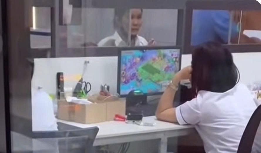 Cán bộ vi phạm sẽ bị xem xét kỷ luật theo quy định. Hình ảnh cắt từ clip đang lan truyền trên mạng.