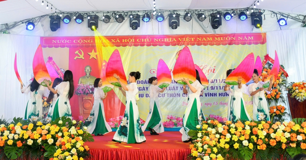 Các tiết mục văn nghệ chào mừng.