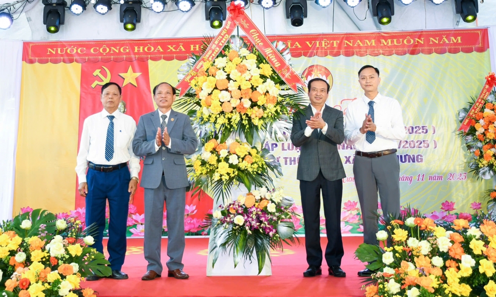 Trưởng Ban Tuyên giáo và Dân vận Tỉnh ủy Lương Đức Minh tặng hoa chúc mừng