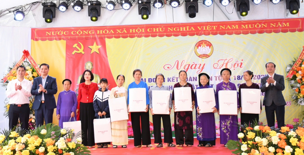 Trưởng Ban Tuyên giáo và Dân vận Tỉnh ủy Lương Đức Minh trao quà của Tỉnh ủy, HĐND, UBND, Ủy ban MTTQ tỉnh cho các hộ có hoàn cảnh khó khăn