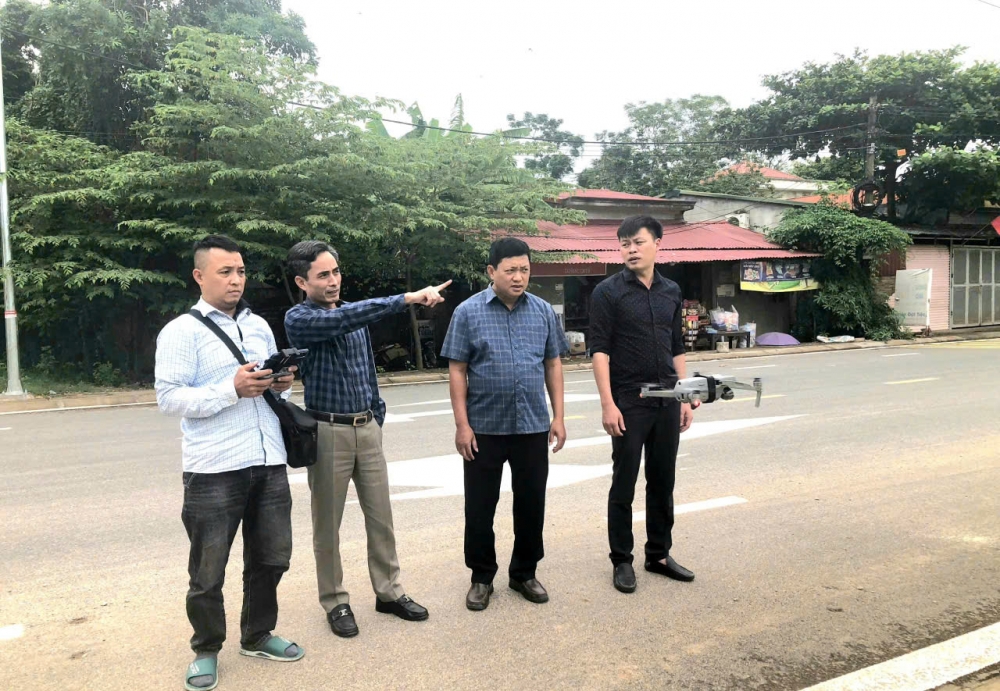 Ông Nguyễn Thành Nam, Trưởng phòng Kinh tế xã Xuân Lãng đang chỉ đạo sử dụng công nghệ thiết bị bay không người lái (flycam) để rà soát các trường hợp được người dân thông tin phát hiện.