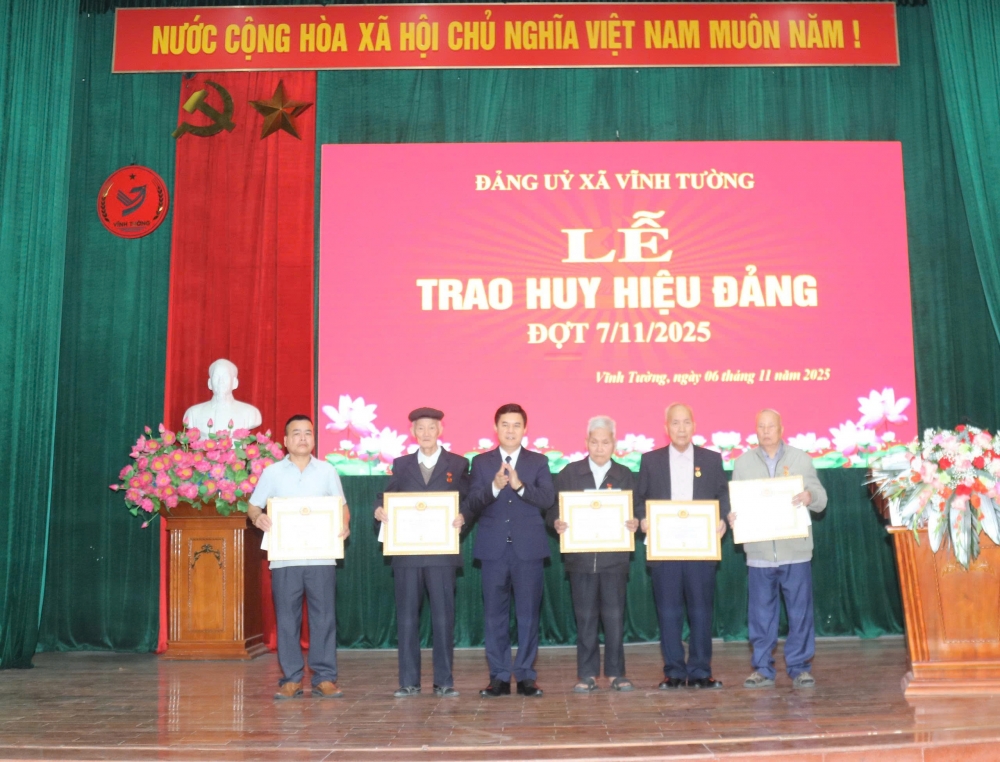 ồng chí Hà Văn Quyết – Tỉnh ủy viên, Bí thư Đảng ủy Vĩnh Tường, Chủ tịch HĐND xã Vĩnh Tường trao huy hiệu Đảng tặng các đồng chí Đảng viên.