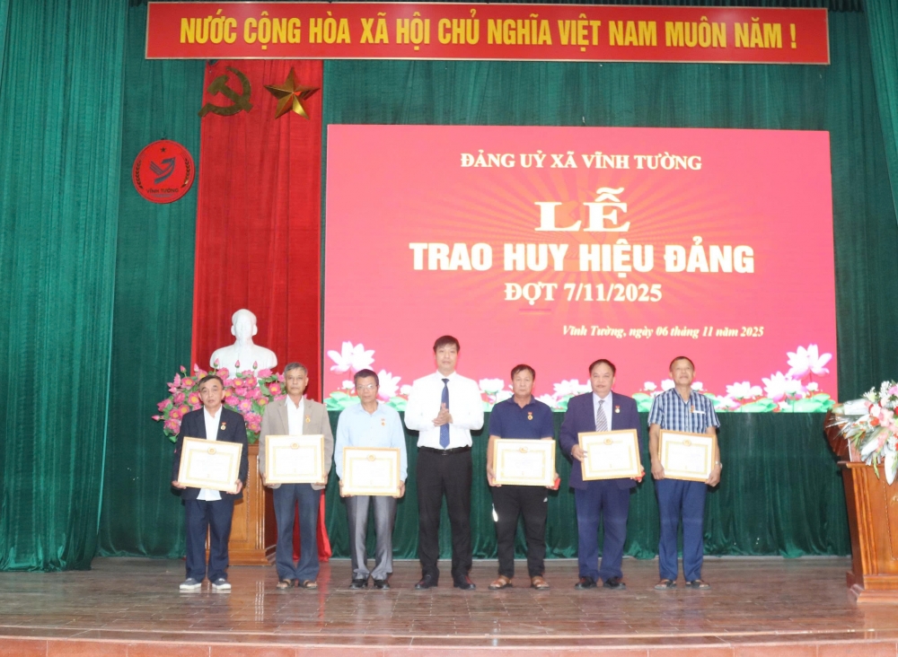 Phú Thọ: 31 đảng viên xã Vĩnh Tường được trao tặng Huy hiệu Đảng