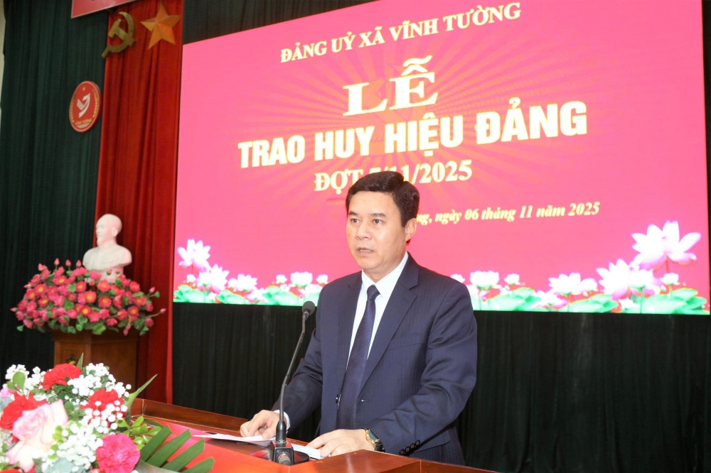 Bí thư Đảng ủy xã Vĩnh Tường Hà Văn Quyết phát biểu tại buổi lễ.