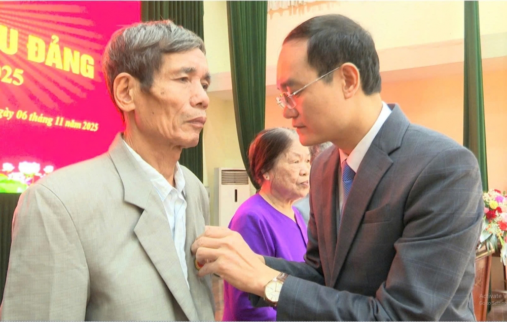 Phú Thọ: 31 đảng viên xã Vĩnh Tường được trao tặng Huy hiệu Đảng