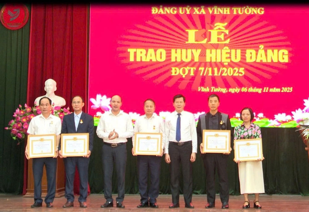 Phú Thọ: 31 đảng viên xã Vĩnh Tường được trao tặng Huy hiệu Đảng