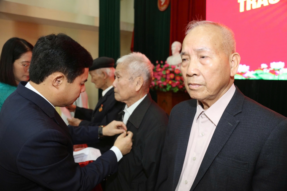 Phú Thọ: 31 đảng viên xã Vĩnh Tường được trao tặng Huy hiệu Đảng