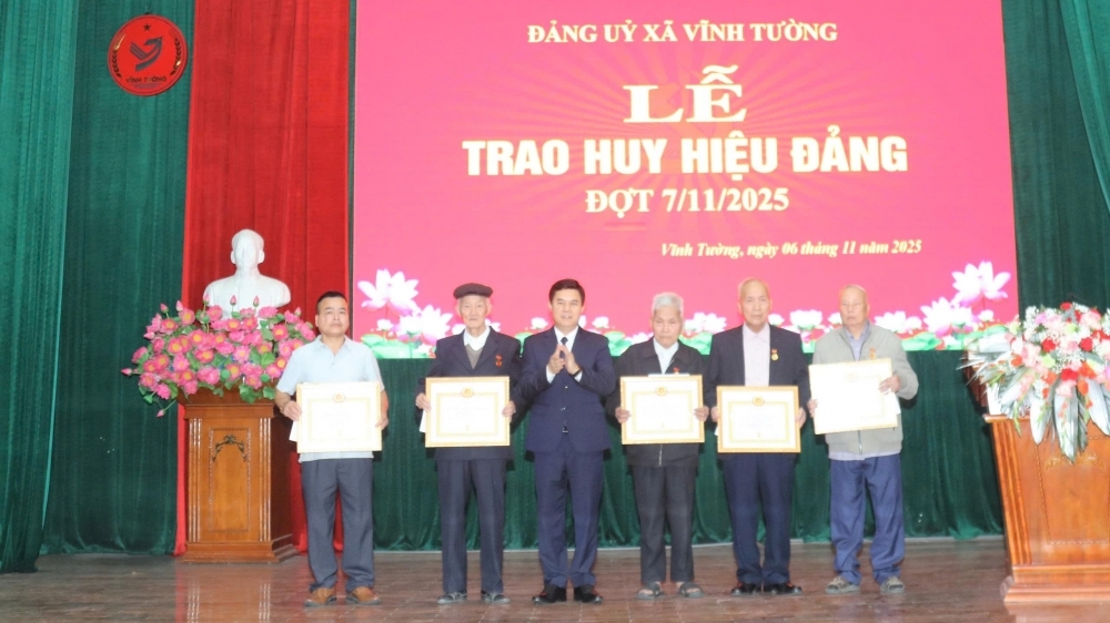 Phú Thọ: 31 đảng viên xã Vĩnh Tường được trao tặng Huy hiệu Đảng