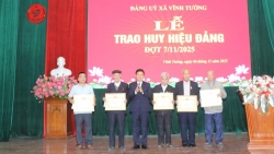 Phú Thọ: 31 đảng viên xã Vĩnh Tường được trao tặng Huy hiệu Đảng